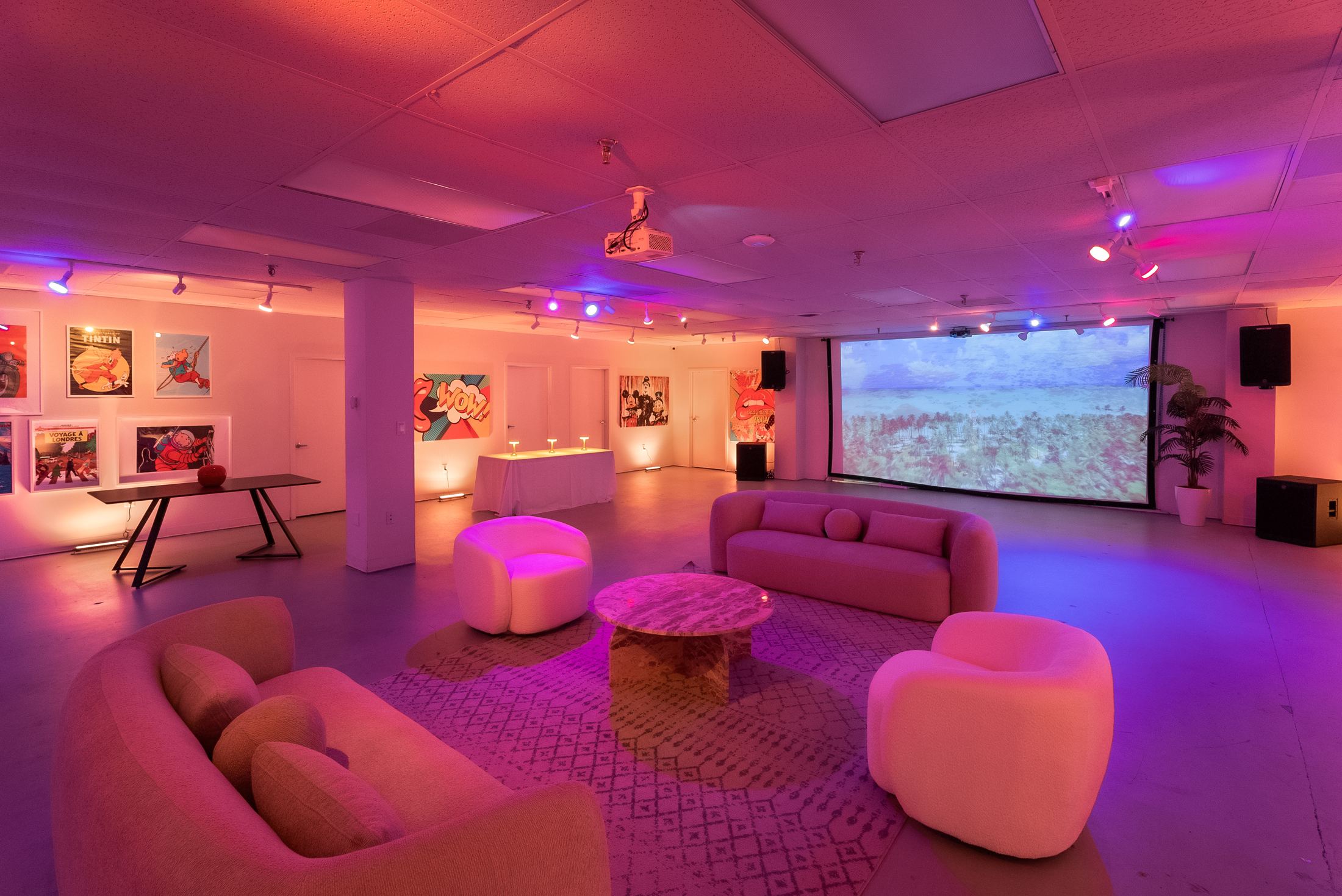 Lounge with curved sofas in front of the big screen